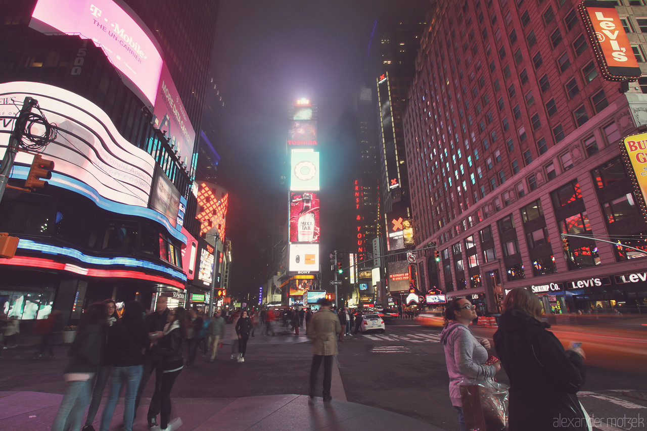 Foto von Beleuchteter Times Square bei Nacht